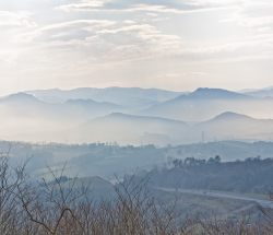 Montañas con niebla