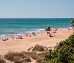 Puesto de socorrista en la playa de Roche (Cádiz)