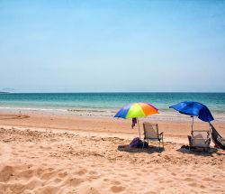 Sombrillas en la playa de Bolonia, Cádiz