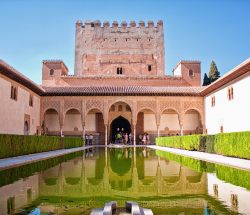 Patio de Comares de la Alhambra de Granada
