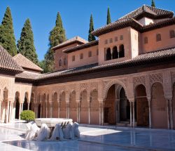 El patio de los leones de la Alhambra de Granada