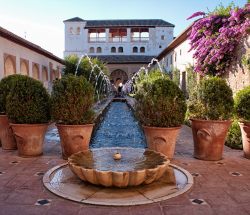 Patio de la Acequia en la Alhambra de Granada