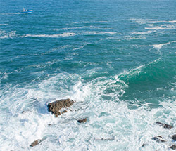 Barco perdido en el mar