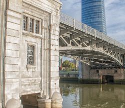 El puente de Deusto con la Torre Iberdrola de fondo