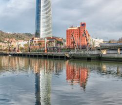 La Torre Iberdrola reflejada en la ría de Bilbao
