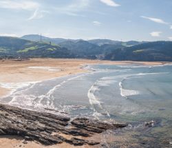 Panorámica de la playa La Arena en Muskiz