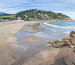 Panorámica de la playa de Deba