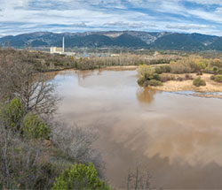 Panorámica del pantano de Sobrón y la central nuclear de Garoña