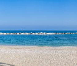 Panorámica del rompeolas en la playa de Garrucha (Almería)