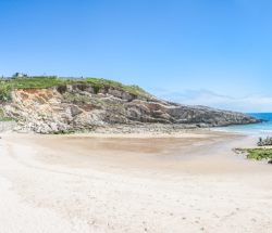 Panorámica de la playa del Sablón en Llanes (Asturias)