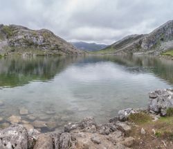 Panorámica desde la orilla del Lago Enol