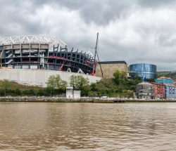 Panorámica de San Mamés barria desde la ría de Bilbao