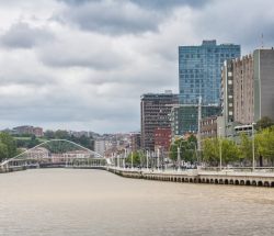 El puente Zubizuri, las torres Isozaki y la ría de Bilbao