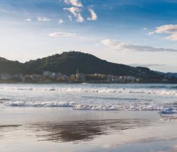 Panorámica de Mundaka desde la playa de Laida