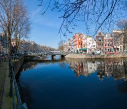 Panorámica de un canal de Amsterdam con bicicletas