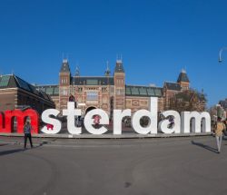 Letras gigantes I amsterdam situadas enfrente de Rijksmuseum