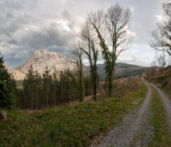 Panorámica de un camino con vistas al monte Urkiola