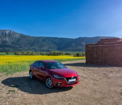 Panorámica Mazda 3 con el pico Humión de fondo