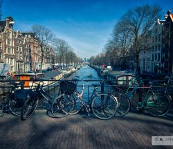 Bicicletas sobre un puente en Amsterdam