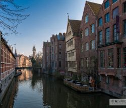 Casas junto a uno de los canales de Gante, Bélgica