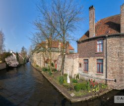 Panorámica de una casa con jardín junto al canal