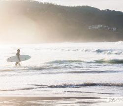 Surfista en la playa de Laida