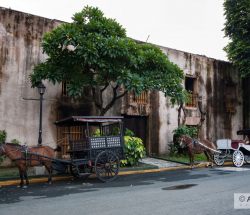 Calesas en Intramuros dentro del Fuerte Santiago