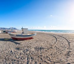 Panorámica de barcos sobre la arena de la playa de Las Salinas