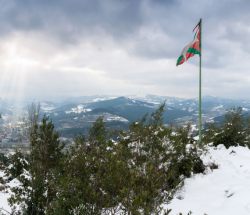 Panorámica de los rayos de sol iluminando Lemoa