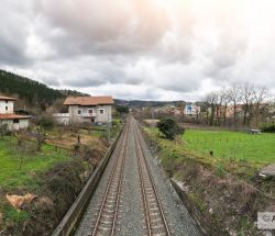 Sobre las vías del tren en Bedia