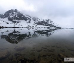 Reflejos nevados en el Lago Enol