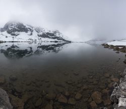 Panorámica de reflejos sobre el Lago Enol