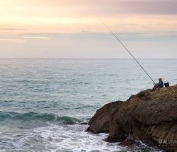 Hombre pescando en el Morro de Gos (Oropesa del Mar)