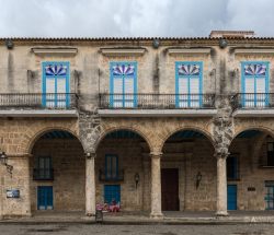 Edificio con arcos en La Habana (Cuba)