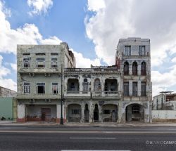 Edificio en ruinas junto al Malecón