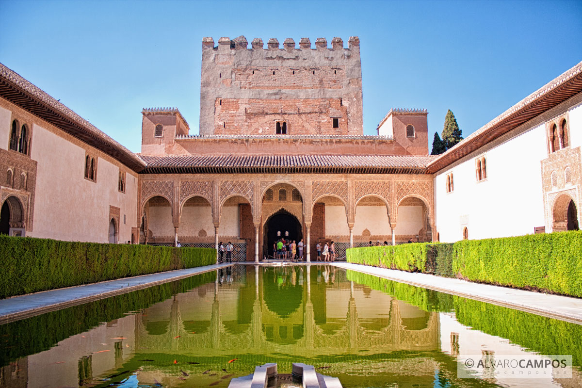 Patio de Comares de la Alhambra de Granada