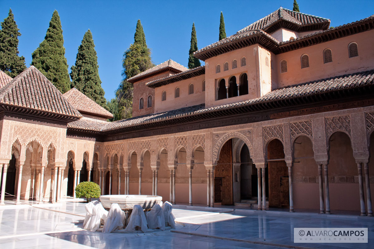 El patio de los leones de la Alhambra de Granada