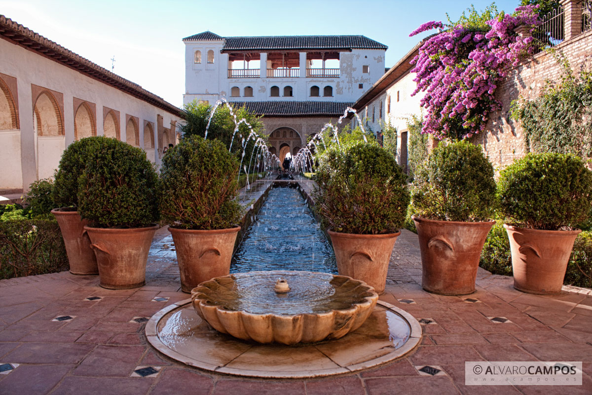 Patio de la Acequia en la Alhambra de Granada