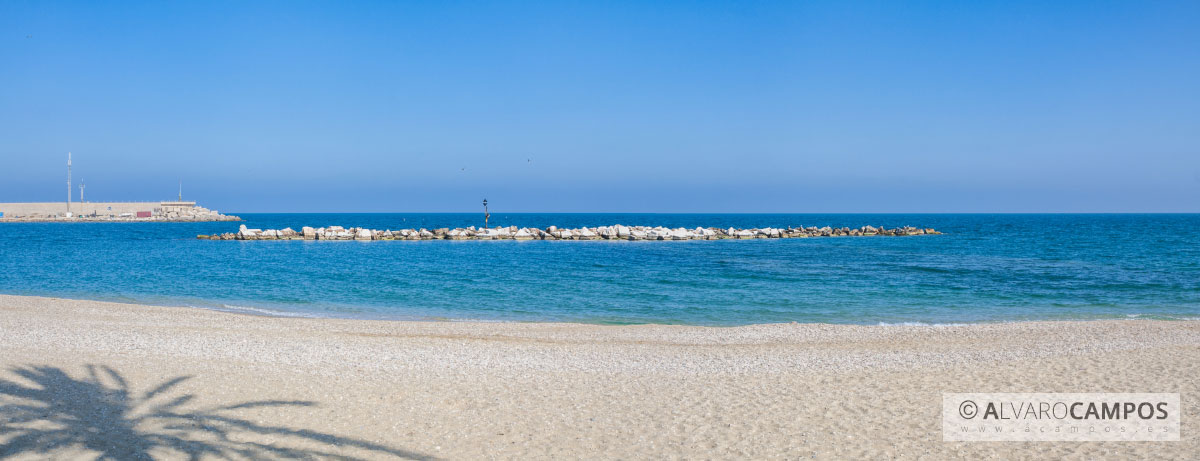 Panorámica del rompeolas en la playa de Garrucha (Almería)