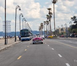 Carretera junto al Malecón en La Habana
