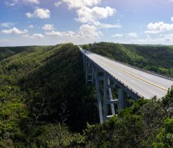 Panorámica del puente Bacunayagua (Cuba)